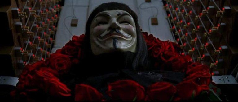 David Lloyd fue el que propuso la mascara de Guy Fawkes para V de Vendetta, cuando le preguntaron como se le ocurrió, dijo, no lo se porque fue en verano. 