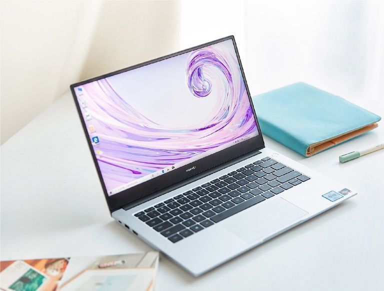 Computadoras y router Huawei facilitan actividades del teletrabajo