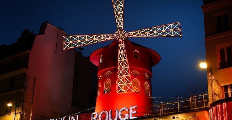 El icónico molino de viento del Moulin Rouge revela una habitación secreta para pasar la noche en Airbnb