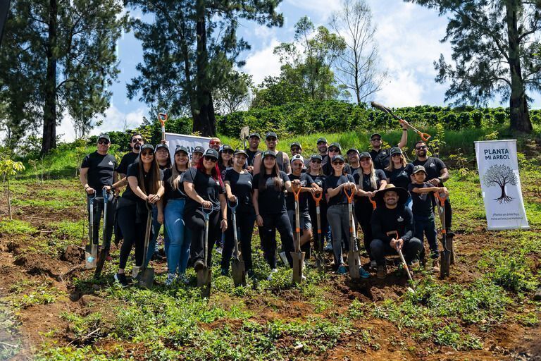 Chevrolet siembra 75 árboles nativos en Birrí de Santa Bárbara de Heredia para contribuir a la lucha contra el cambio climático