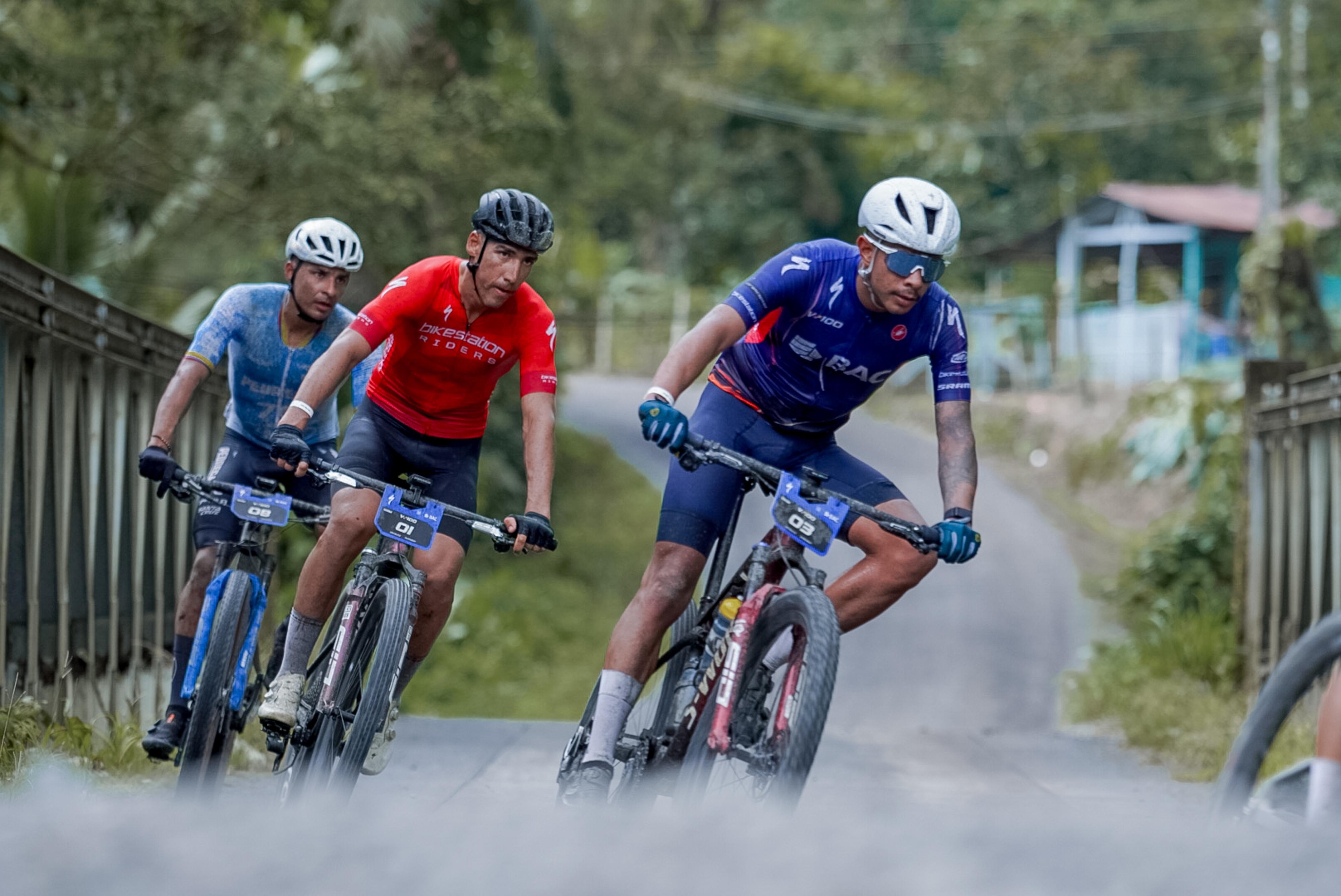 Luis Mejía  y Adriana Rojas dominan la novena edición de Volcano 100