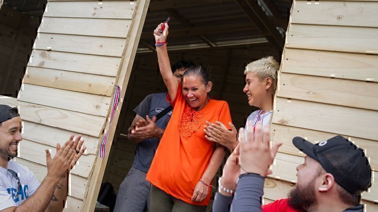 Voluntarios de diez nacionalidades se unen para construir tres viviendas en Costa Rica