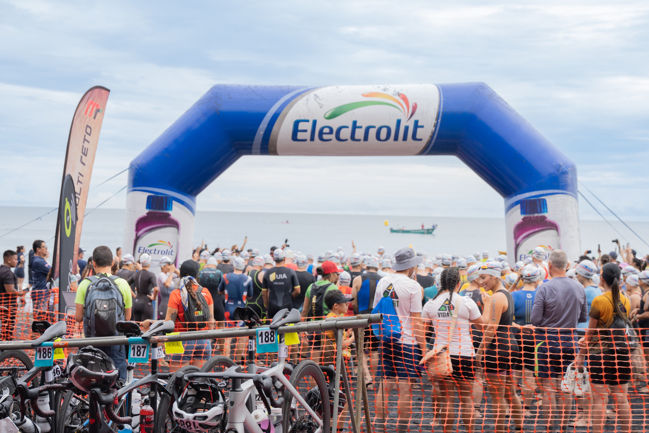 Ernesto Espinoza y Mariana Vargas triunfan en el 15º aniversario del TICOMAN
