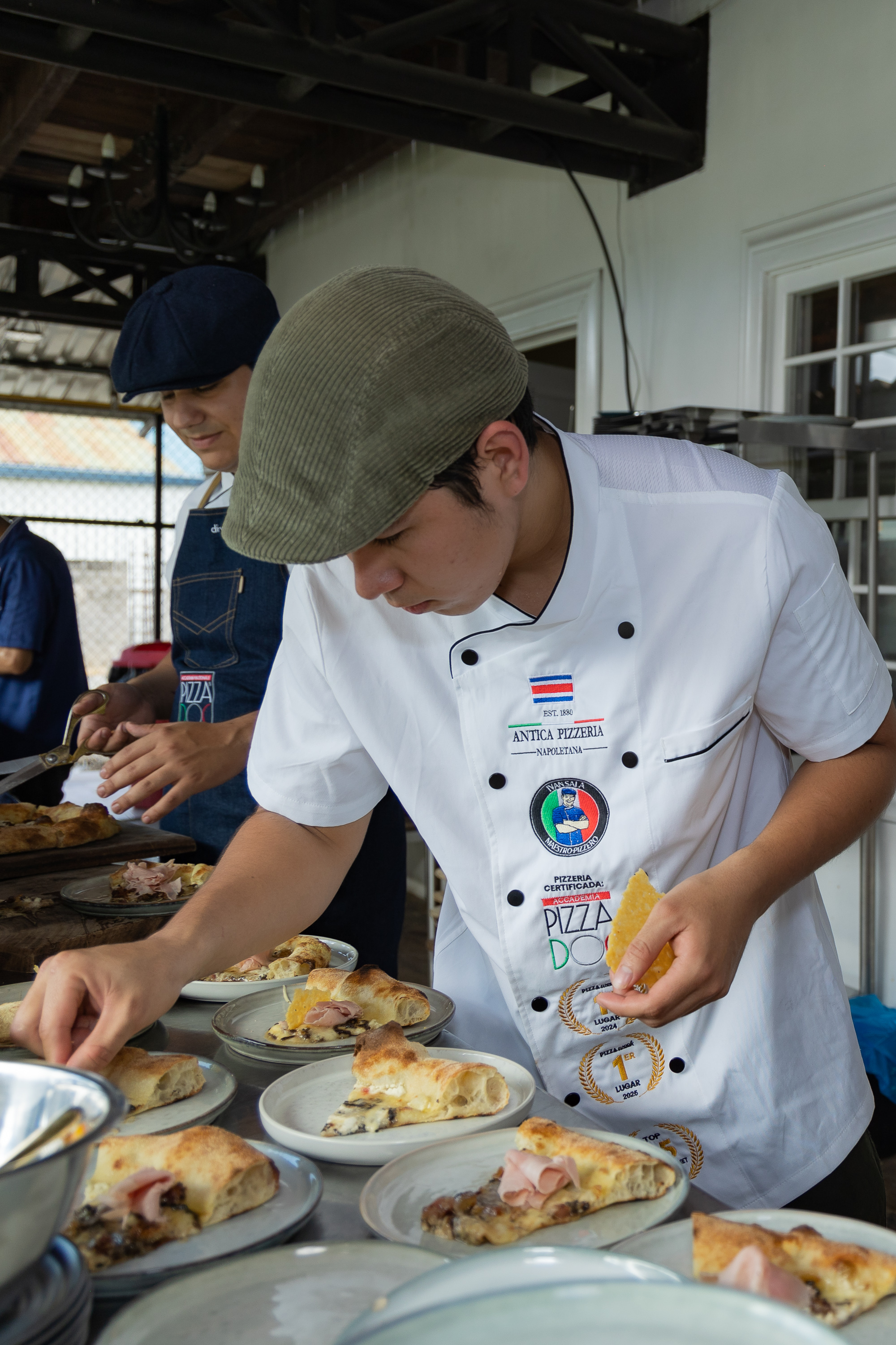 Tico conquista el podio mundial de pizza con una pizza que evoca el sabor y color del bosque