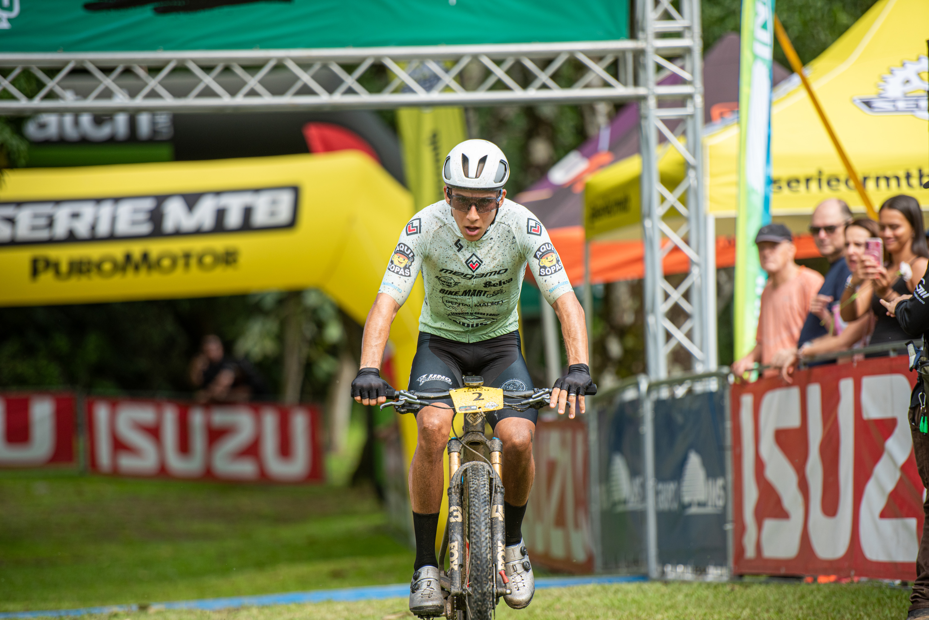 Cristel Espinoza y Luis López son los campeones absolutos de la Serie CR MTB