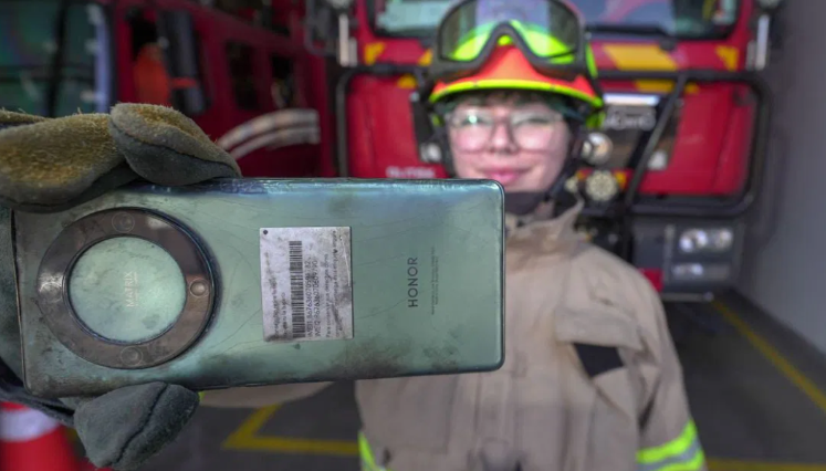 Dispositivo HONOR Magic 5 Lite resistió a un incendio forestal sin perder su funcionalidad