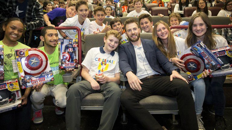 Chris Evans sorprende a niños voluntarios en una emisión de caridad de Captain America: Civil War