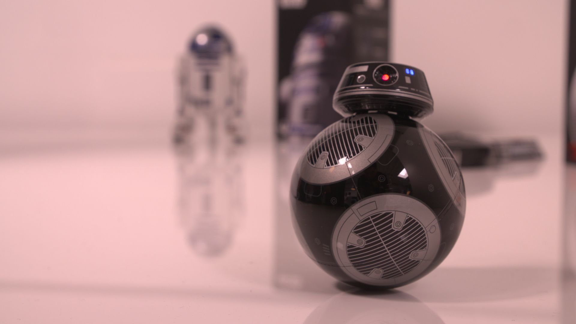 se revela BB-9E, un nuevo droide para Star Wars: The Last Jedi