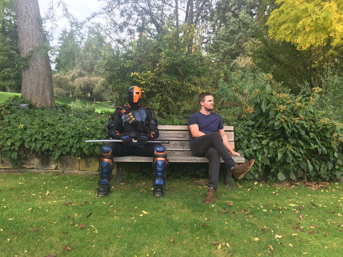 Fotos de la producción del episodio 100 de Arrow donde vemos el regreso de un villano y mucho más