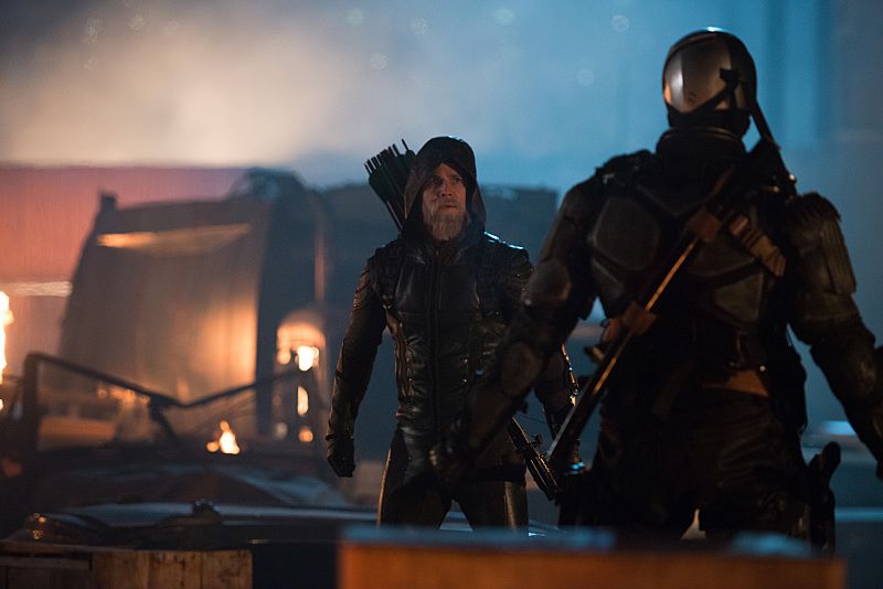 Nuevas imagenes de DC’s Legends of Tomorrow muestran a un Oliver Queen un poco mayor