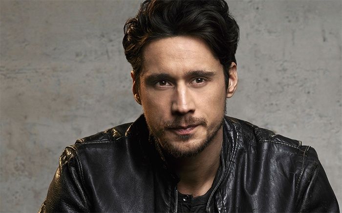 Peter Gadiot aparecerá como Mr. Mxyzptlk en la serie de Supergirl