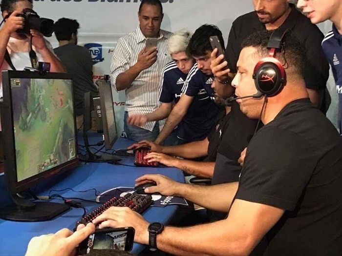 Ronaldo Nazario, ex-jugador de fútbol y Andre Akkari, campeón mundial de póker se unen a la comunidad de eSports