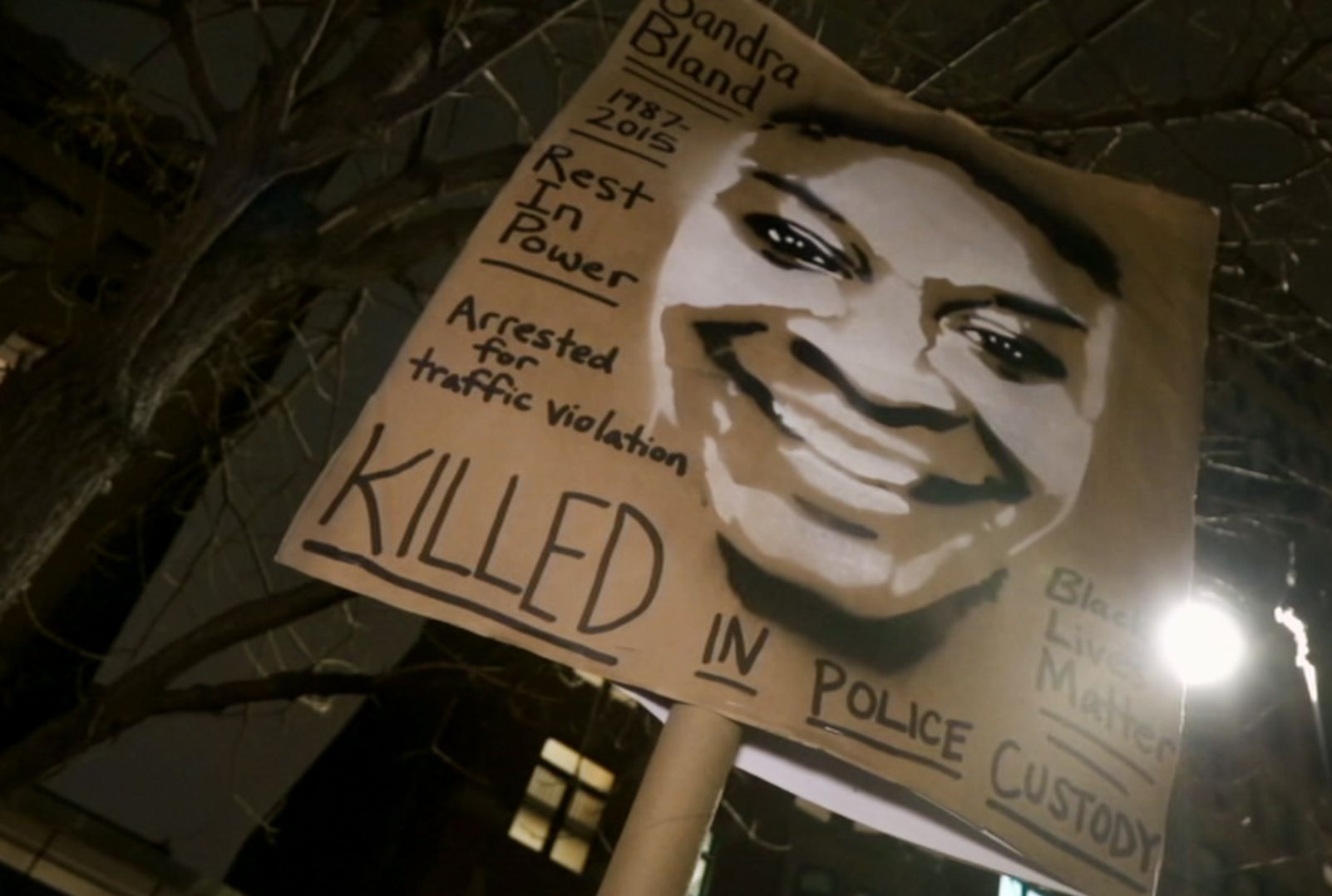 NUEVO DOCUMENTAL DE HBO, ‘DI SU NOMBRE: LA VIDA Y MUERTE DE SANDRA BLAND’, EXPLORA LA MUERTE CONTROVERSIAL DE UNA JOVEN AFROAMERICANA EN CUSTODIA POLICIAL,