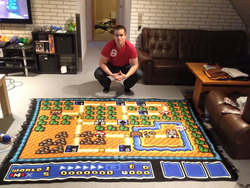 Un hombre crea una alfombra gigante con tema de Super Mario Bros. 3