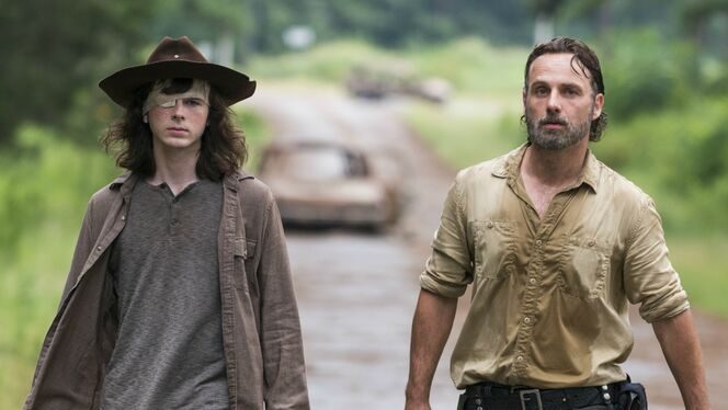 Carl y Rick Grimes en la temporada 10 de TWD