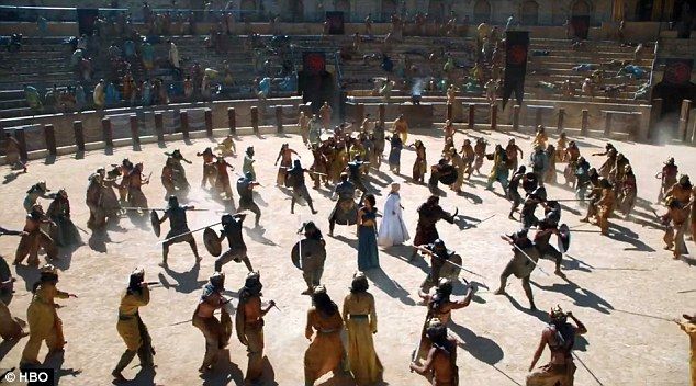 Daenerys salvada por su dragón