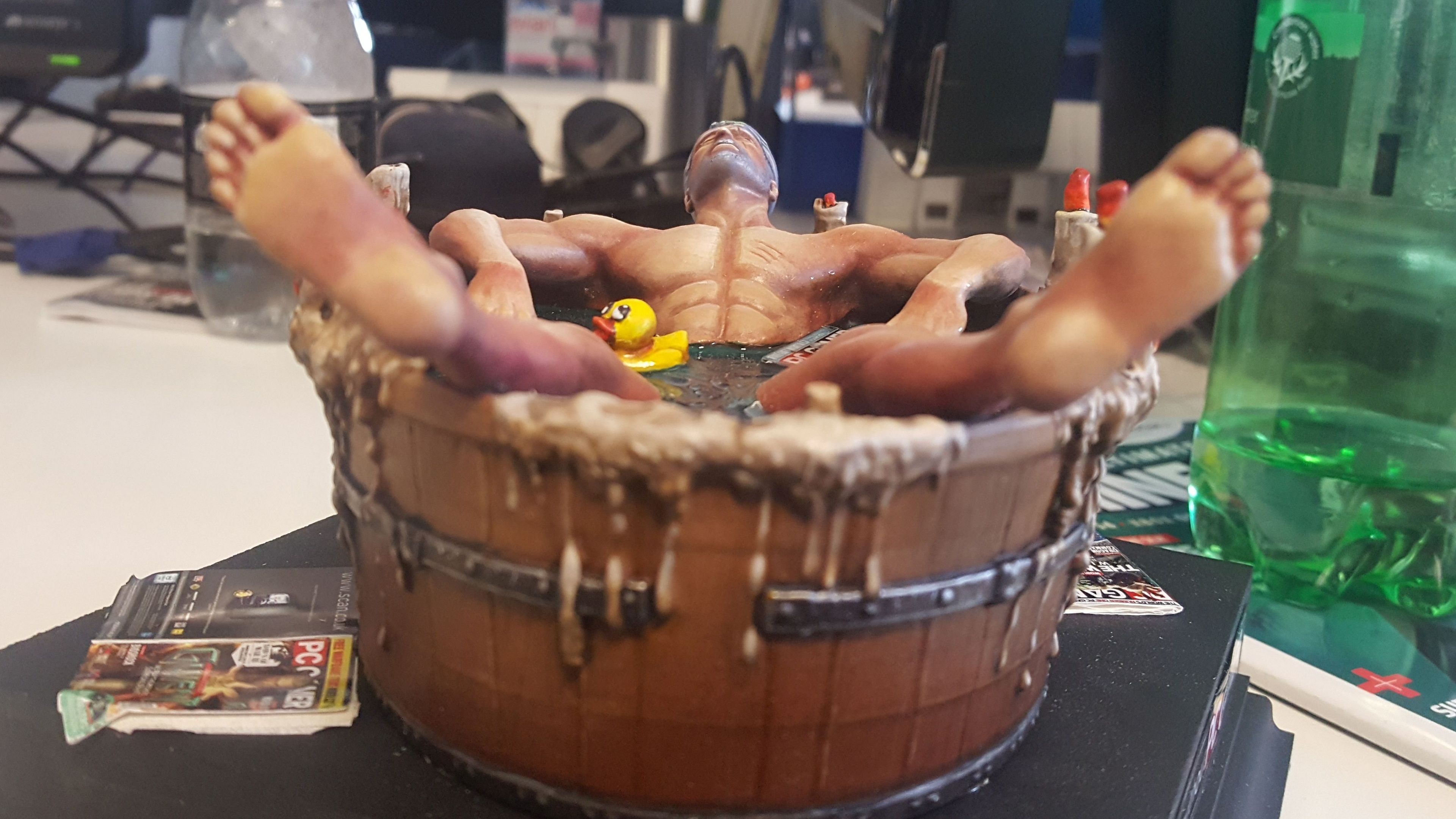 CD Projekt recrea su broma del April Fool’s Day, y lanza una figura de Geralt en la bañera