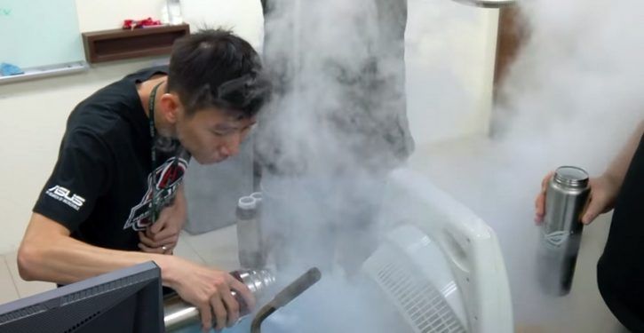 Mira un overclock extremo de un i7-7700K a 7,3 GHz con helio líquido desde el Absolute Zero de Asus