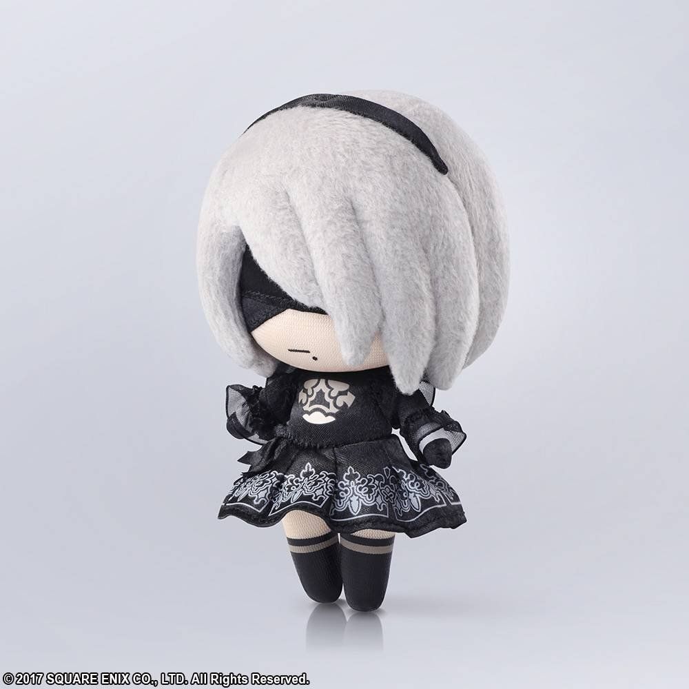 La protagonista de NieR: Automata muestra su propio peluche