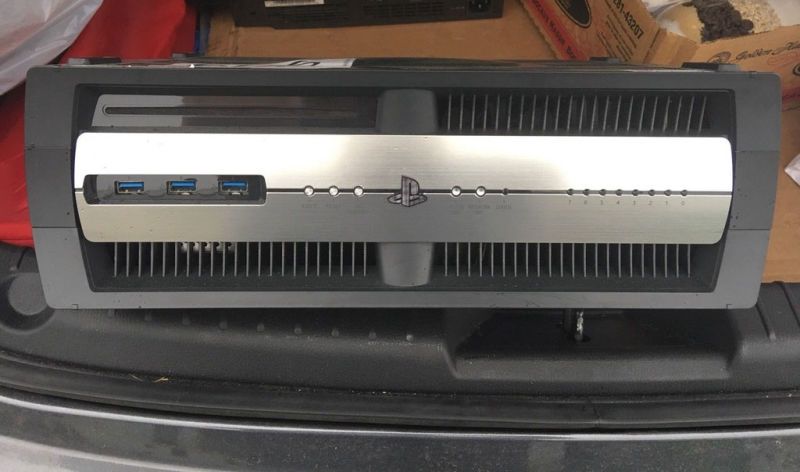 Un jugador compra un Dev Kit de PlayStation 4 con datos confidenciales