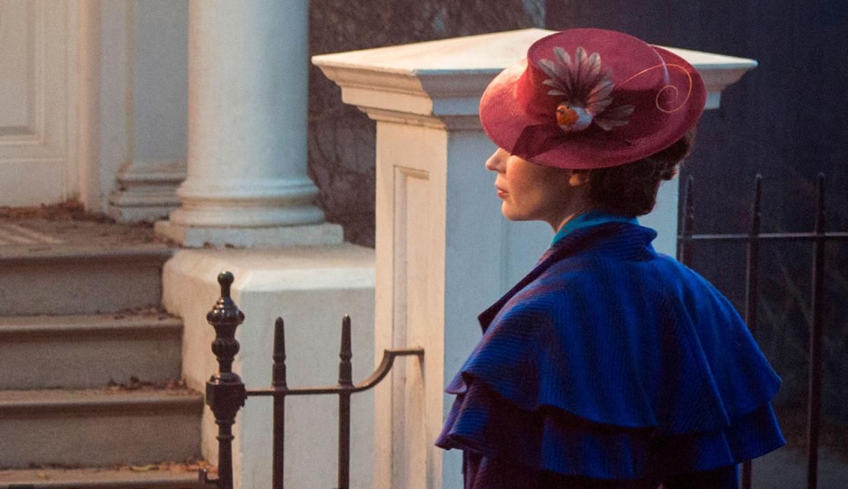 Emily Blunt demuestra que es una buena niñera para Mary Poppins Returns